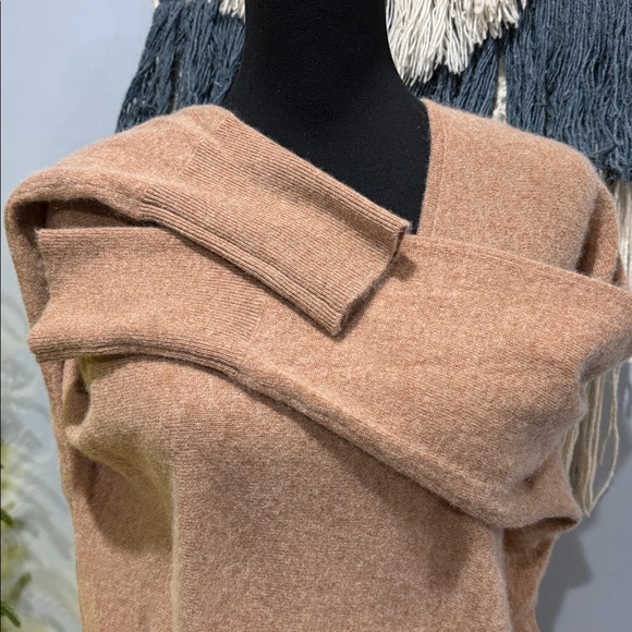 HP🌈 100% Cashmere*Magashoni * Tan V-Neck Women's Sweater * Size Medium - Picture 8 of 11